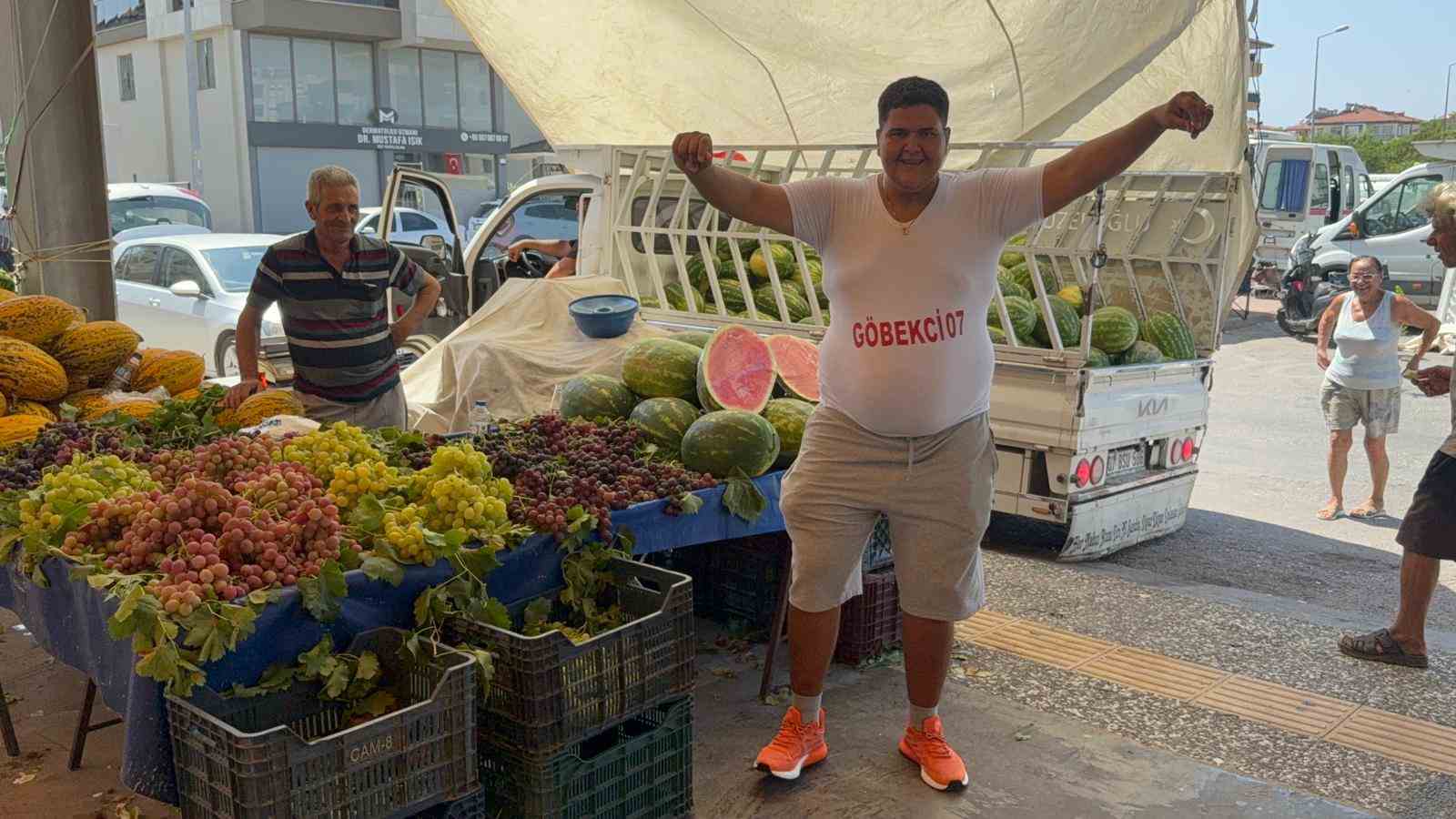 Göbek atarak karpuz satıyor