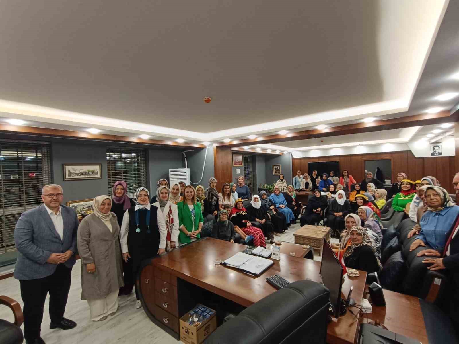AK Parti Genel Merkez Kadın Kolları Başkanı, çömlek yaptı
