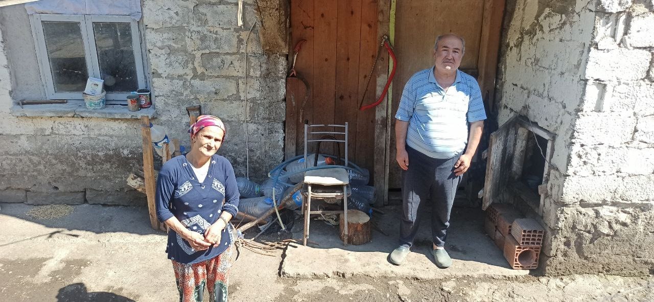 Devrekli çift yıkılmak üzere olan evde hayat mücadelesi veriyor