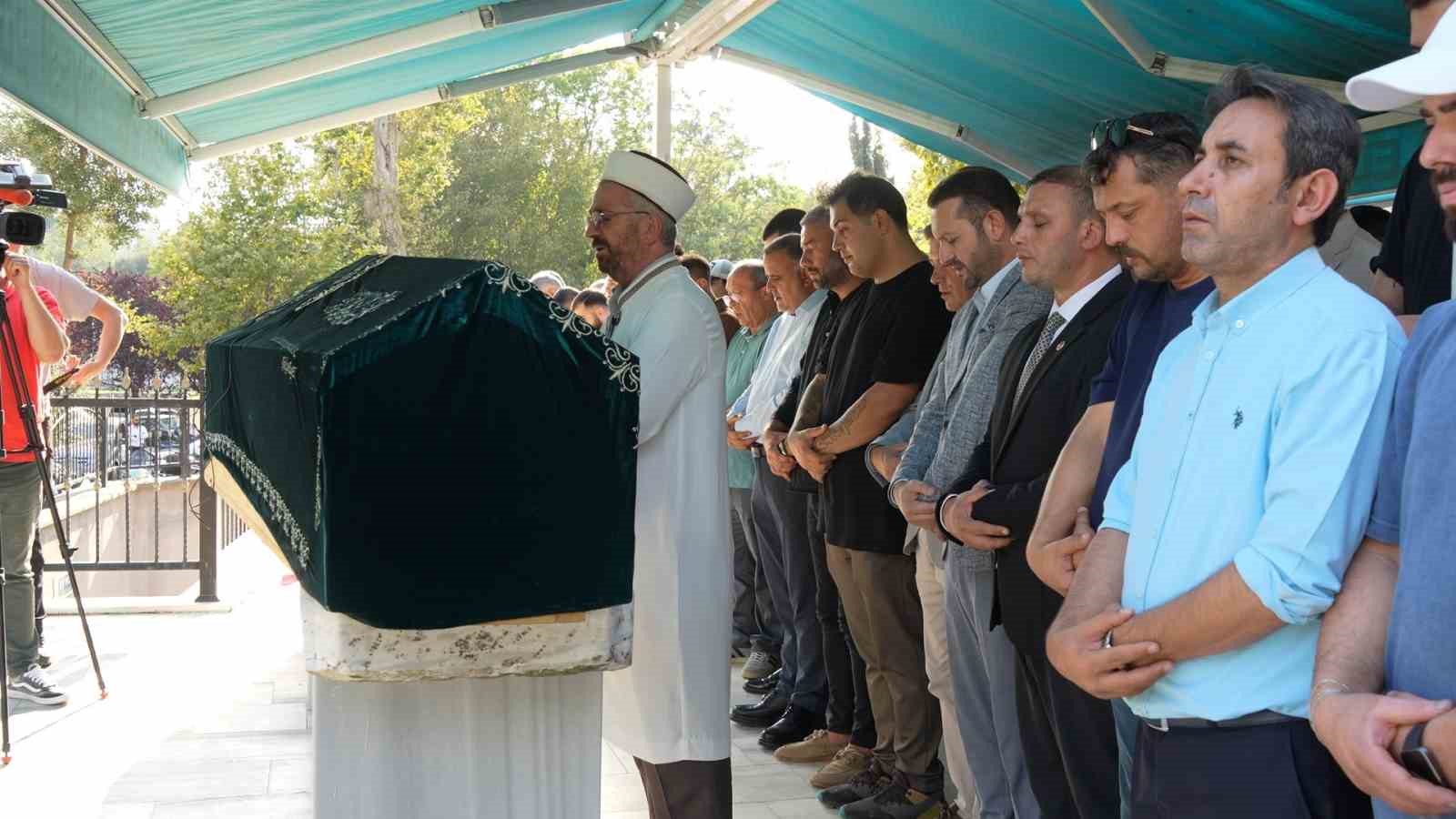 Festival alanında elektrik akımına kapılarak hayatını kaybeden genç toprağa verildi
