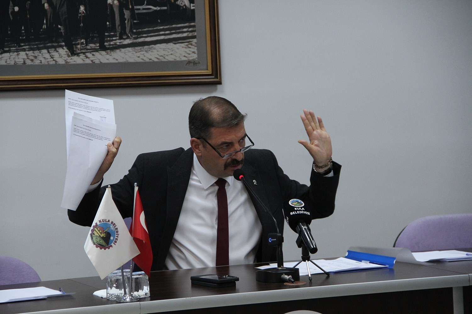 Kula Belediyesinde CHP’li katip üyelerden toplu istifa