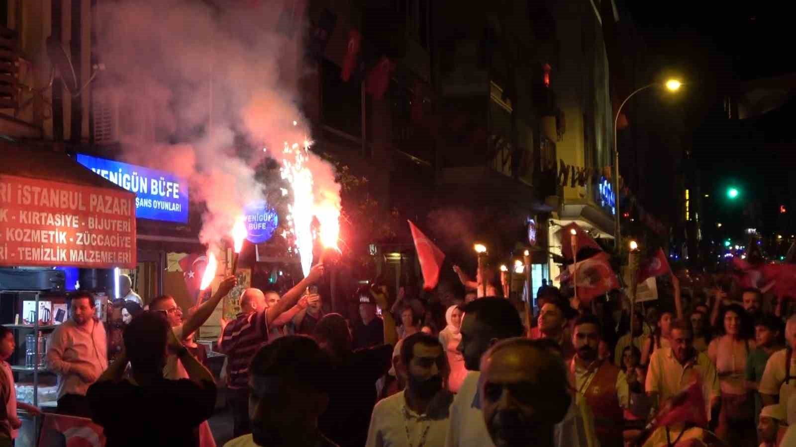Bursa’da 30 Ağustos Zafer Bayramı coşkusu fener alayı ve Göksel konseriyle taçlandı