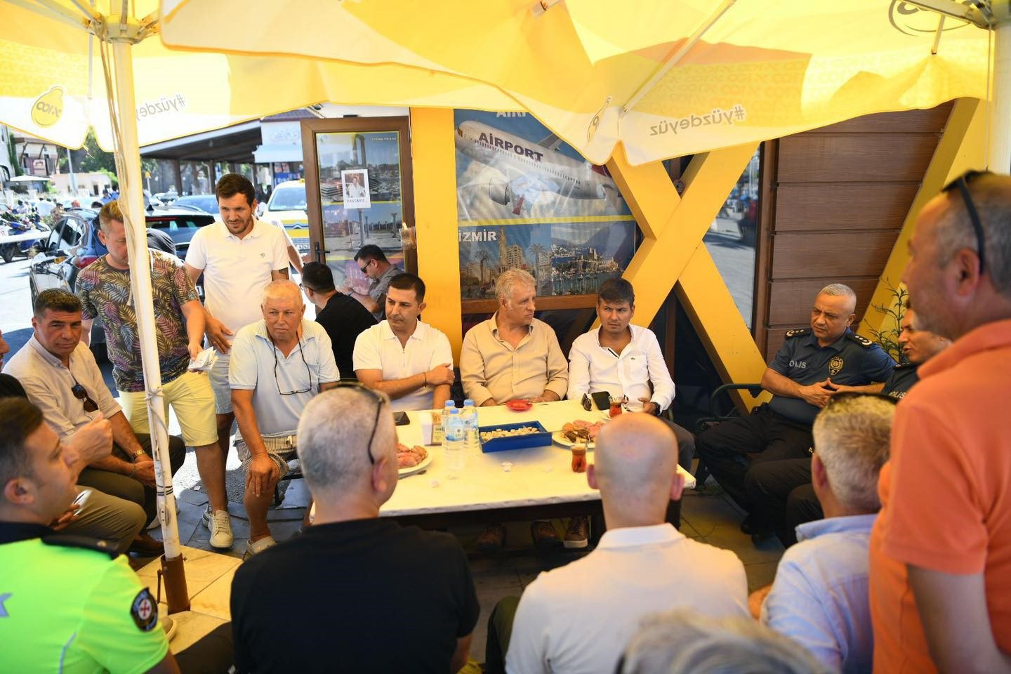 Kuşadası protokolünden arkadaşlarını kaybeden taksicilere taziye ziyareti