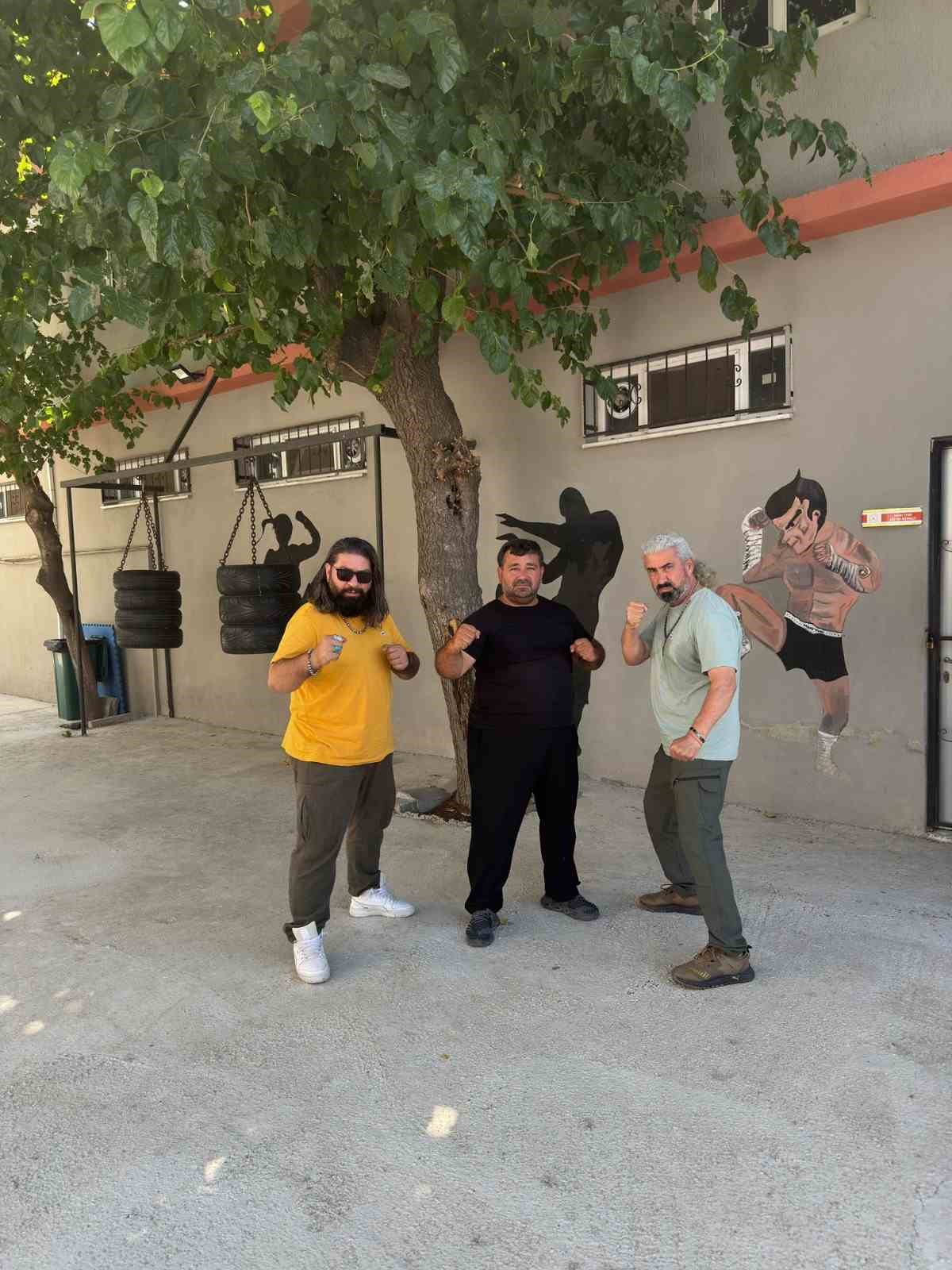 Kuruluş Osman oyuncuları Manisa Muaythai Eğitim Merkezi’ni ziyaret etti