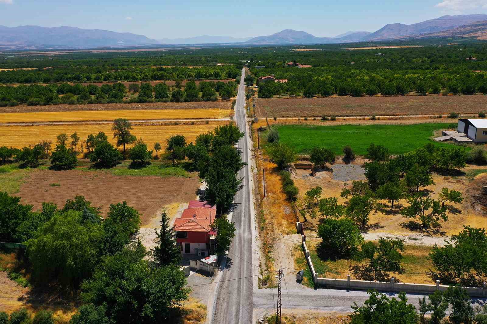 Malatya Büyükşehir Belediyesi’nin kırsaldaki yol mesaisi sürüyor