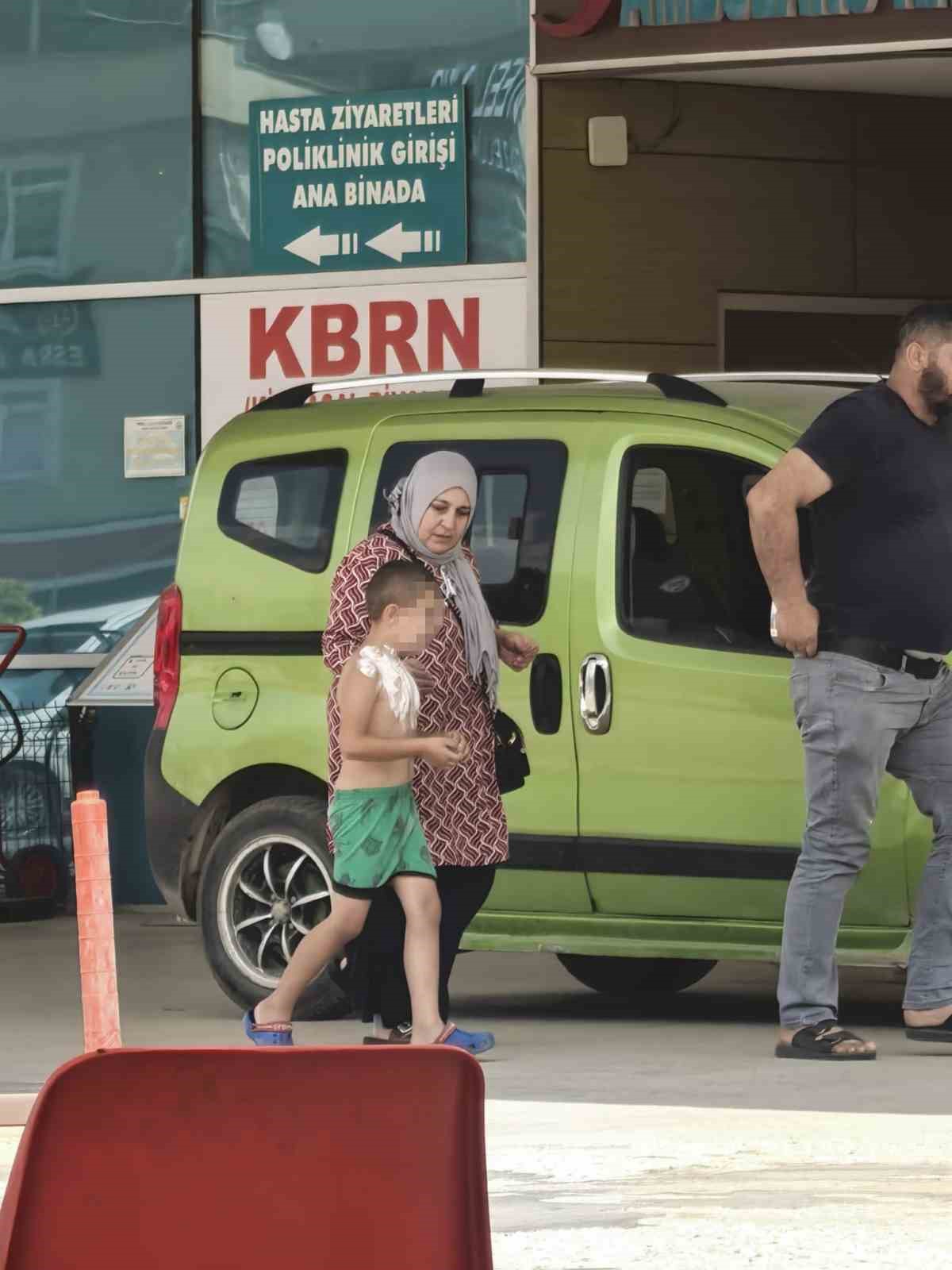 Üzerine parfüm sıkıp çakmak yakan çocuk yaralandı