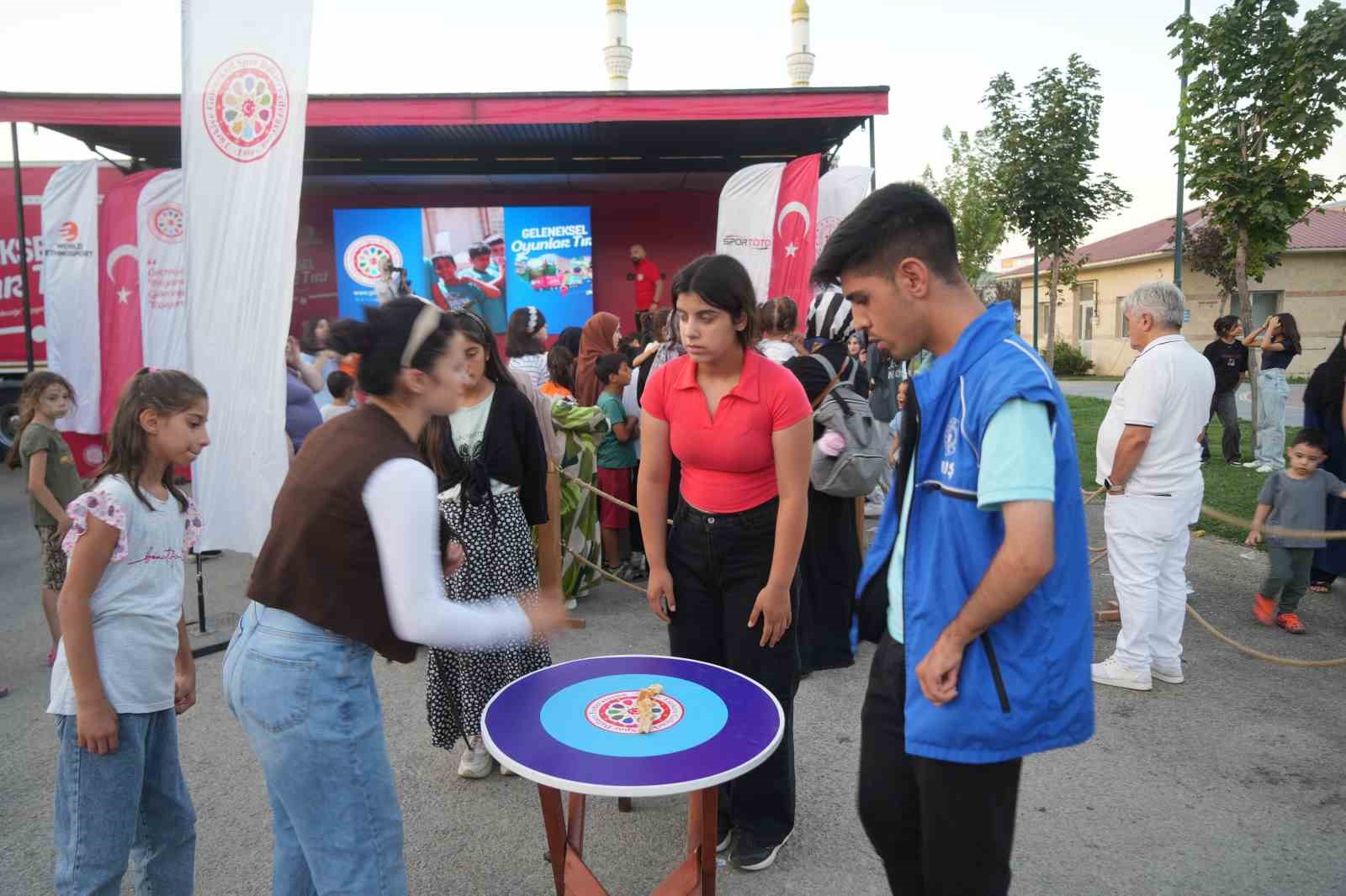 Geleneksel Oyunlar Tırı Muş’ta çocuklarla buluştu