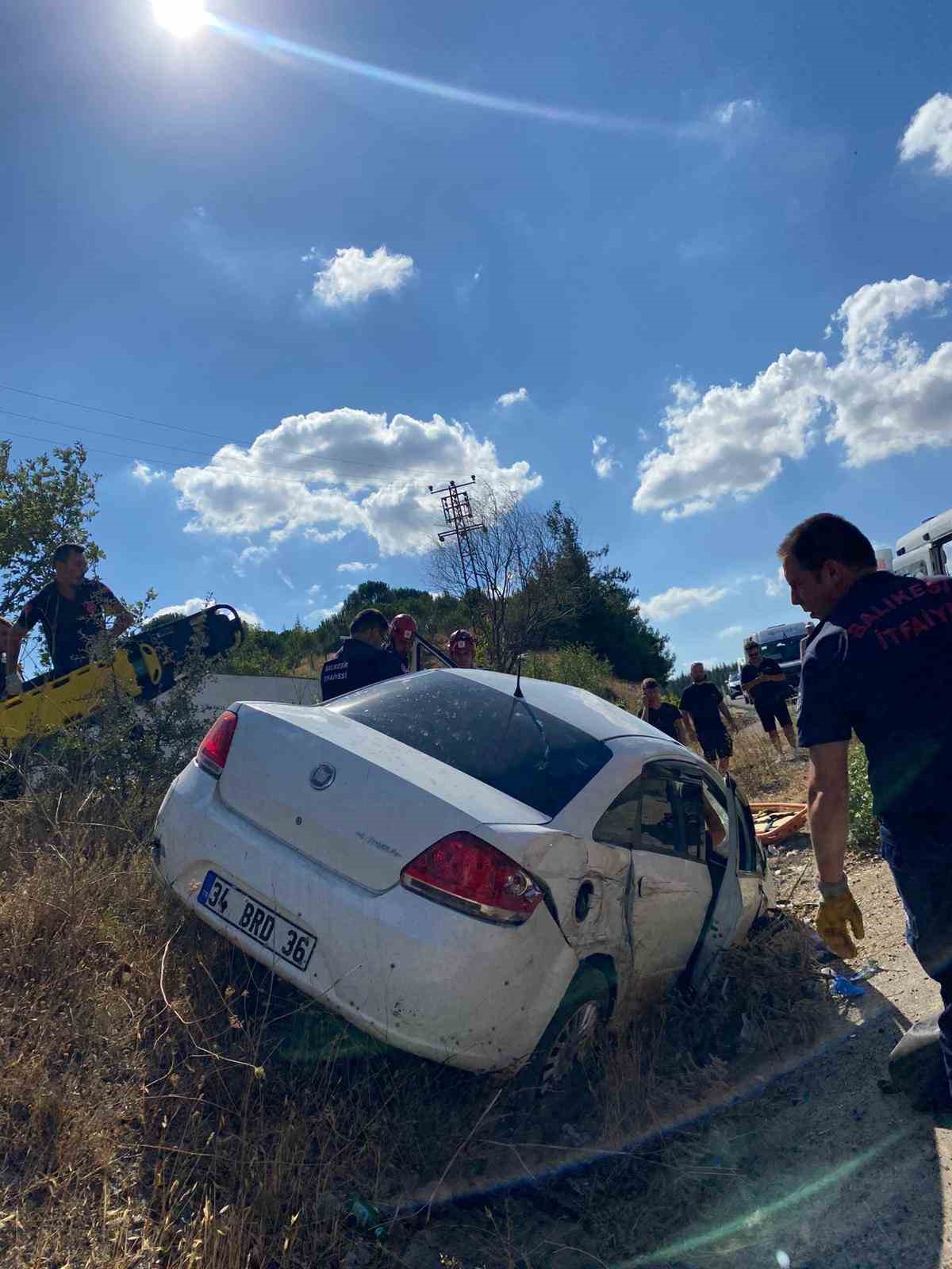 Balıkesir’de şarampole uçan araçta sıkışan 2 kişi yaralandı