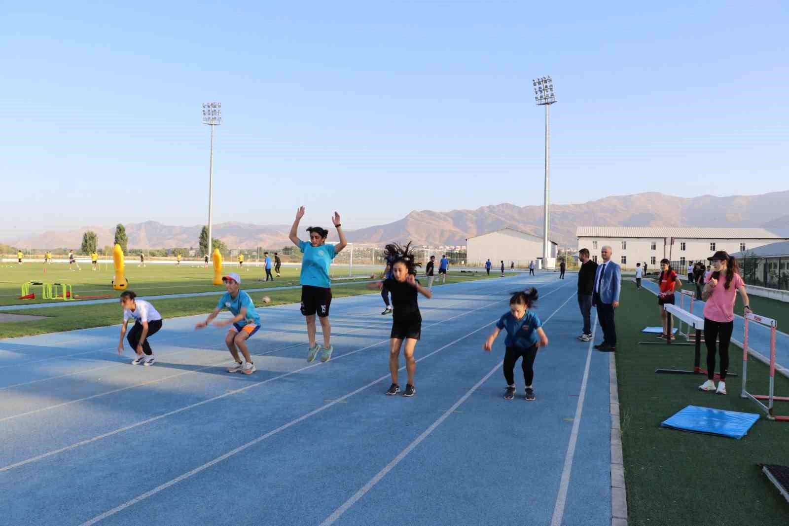 Genç atletler yaz spor okullarında ter döküyor