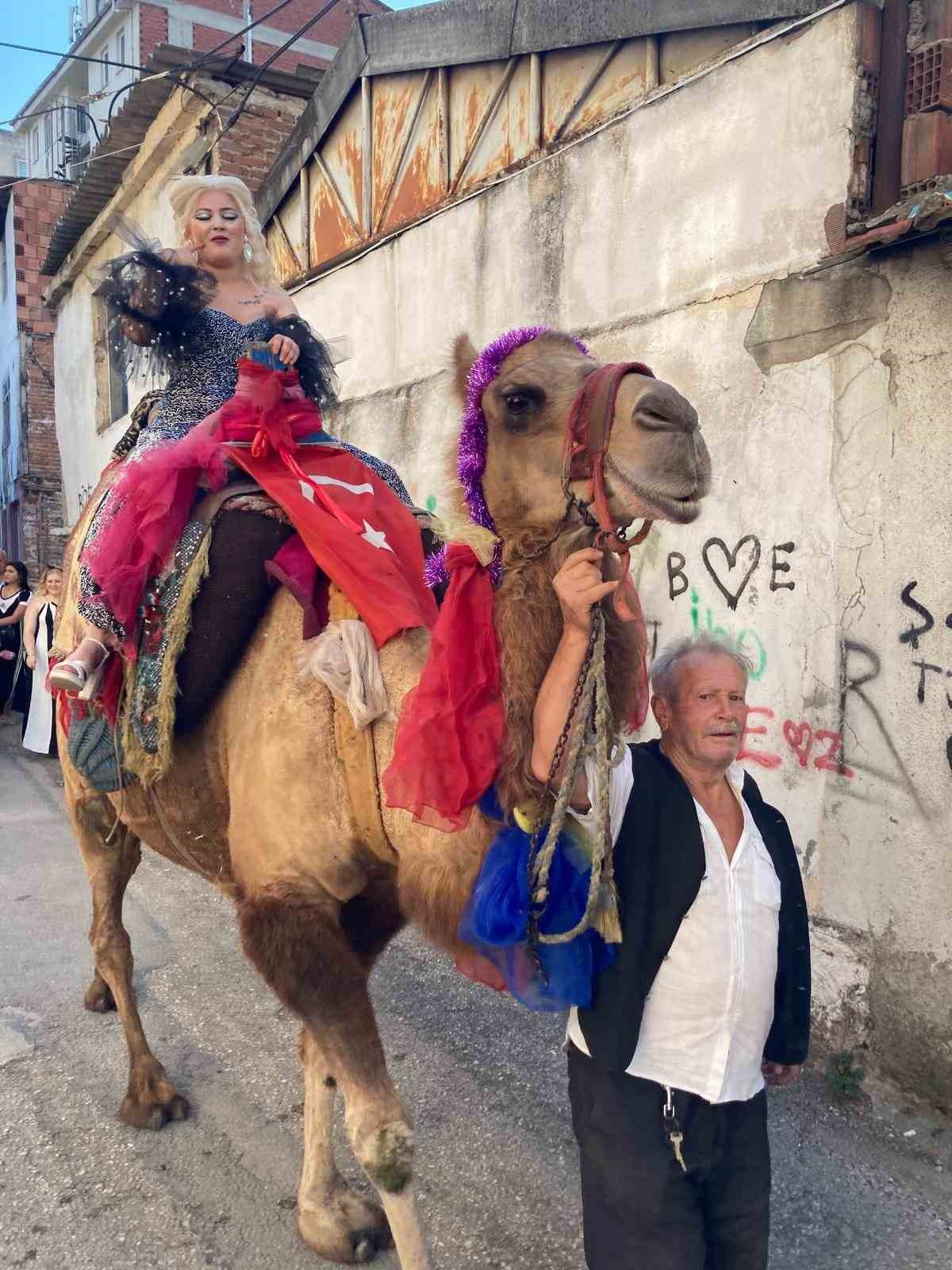 Böyle düğün görülmedi, anne deveye sünnet çocuğu Midilliye bindi