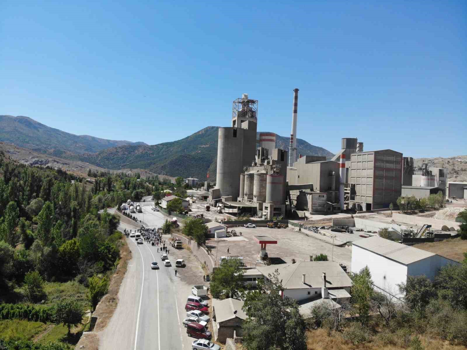 Çimento fabrikasının tozu, beldeyi isyan ettirdi