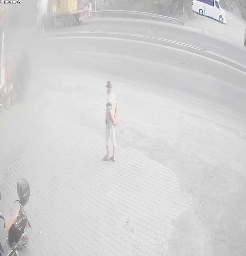 Motoru çalamayınca hız göstergesini çalan hırsız kamerada
