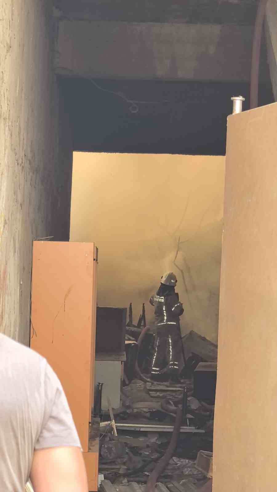 İnegöl’de yıkımına başlanan apartmanda yangın çıktı