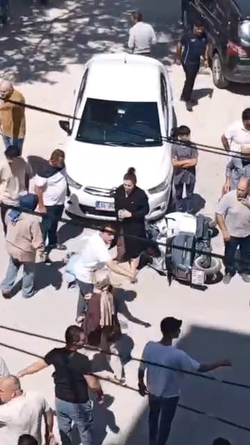 Motosiklet ile otomobil kafa kafaya çarpıştı