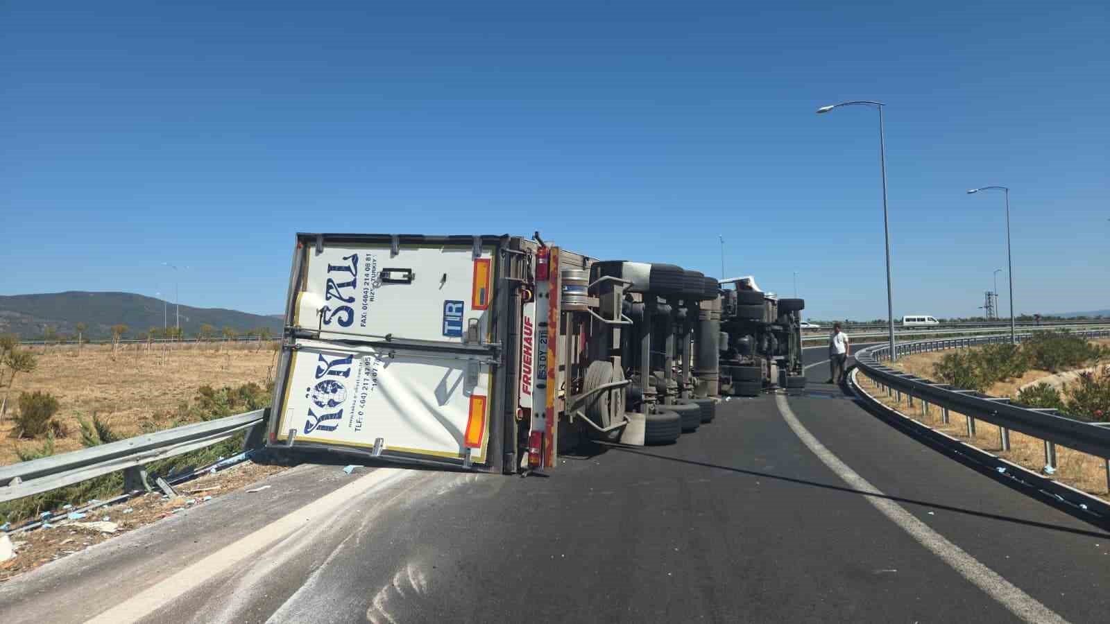 Tır devrildi; otoyol kavşağı kapandı