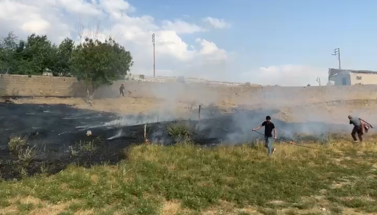 Yüksekova’da çıkan anız yangını söndürüldü