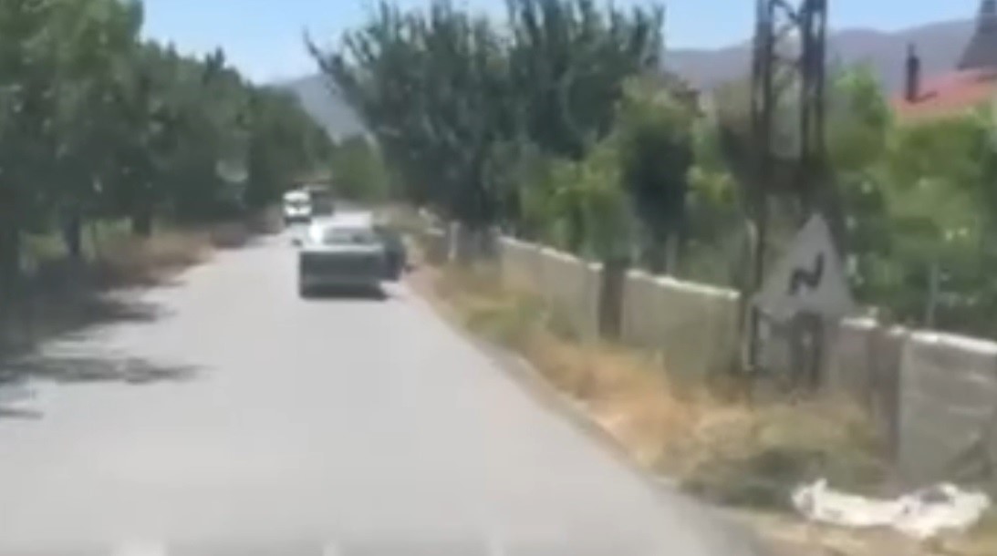 Erzincan’da açık kapılı araçla trafikte riskli yolculuk