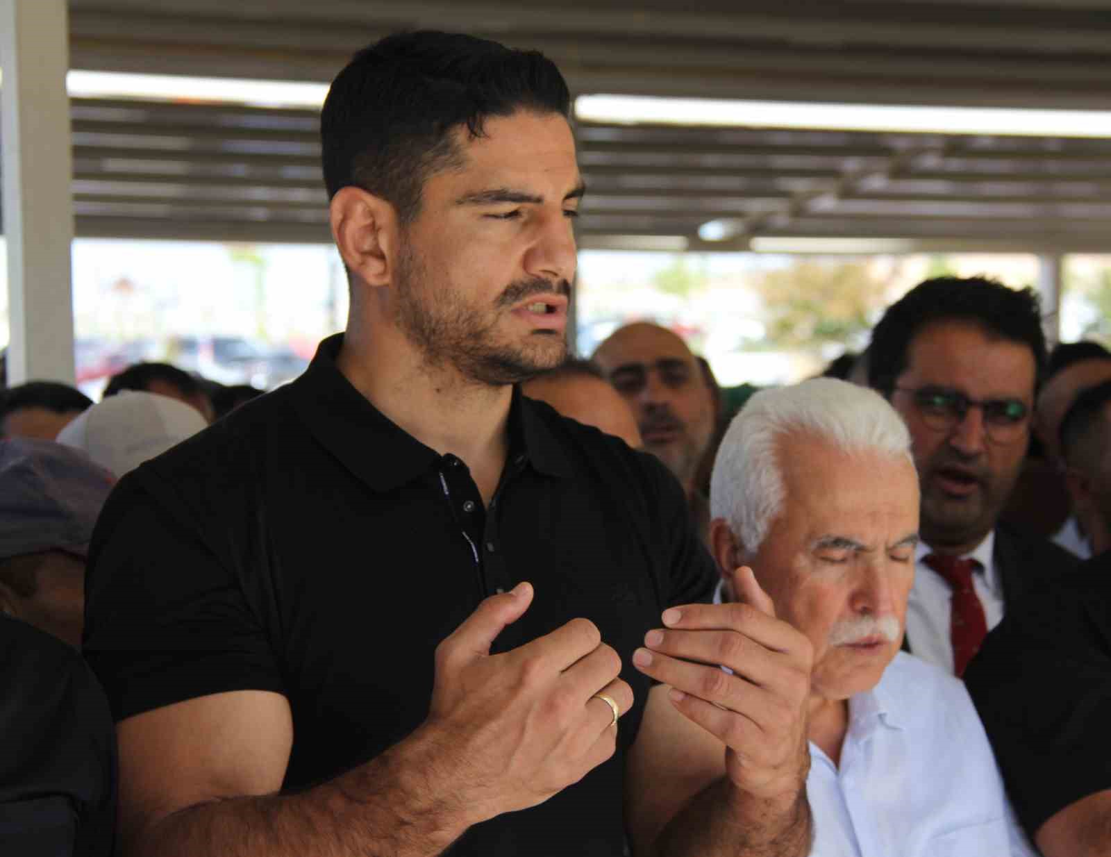 Taha Akgül’ün dedesi son yolculuğuna uğurlandı