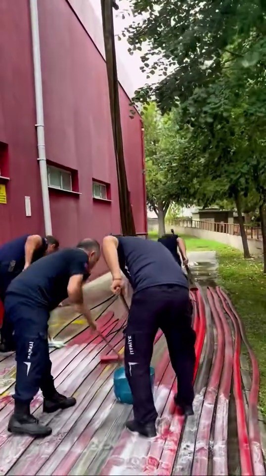 Yangın savaşçılarının ekipman temizliği de takdir topladı