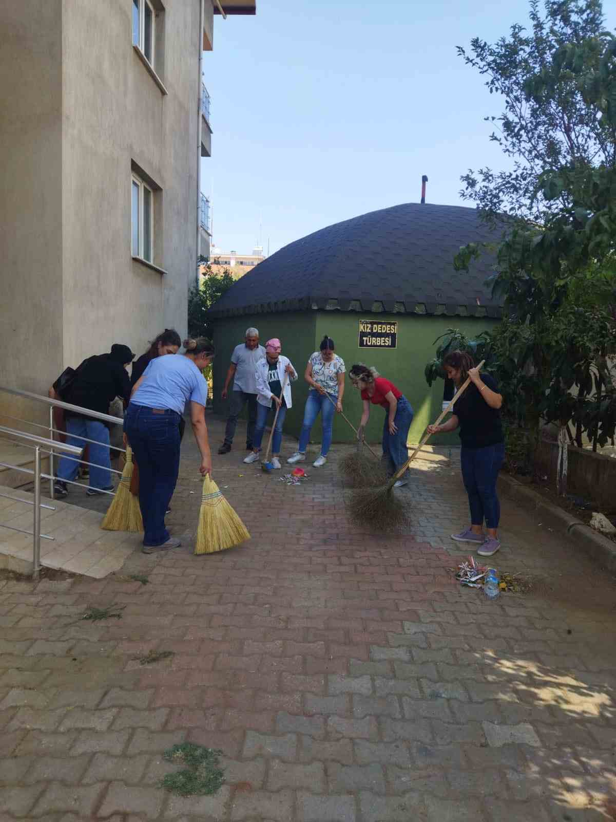 Karacasu’daki türbeler temizlendi