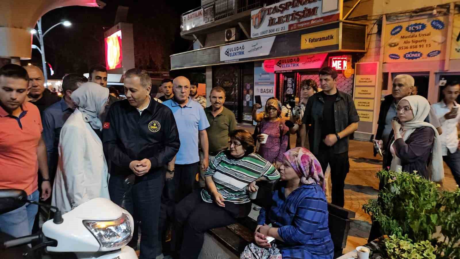 İçişleri Bakanı Ali Yerlikaya 6.1’lik depremin yaşandığı Sındırgıda açıklamalarda bulundu