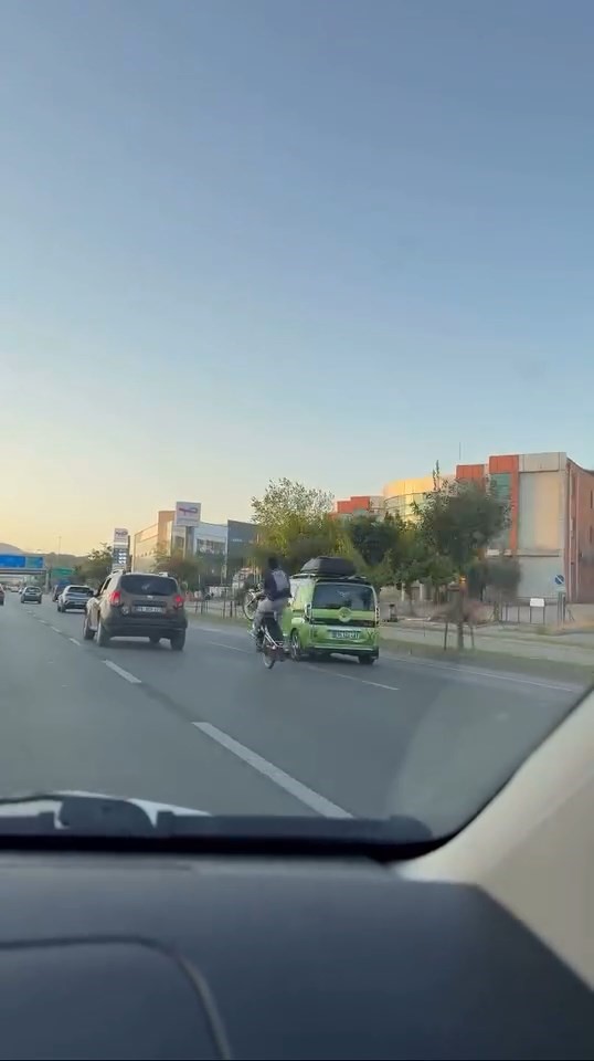 Trafikte motosikletiyle akrobasi yaptı