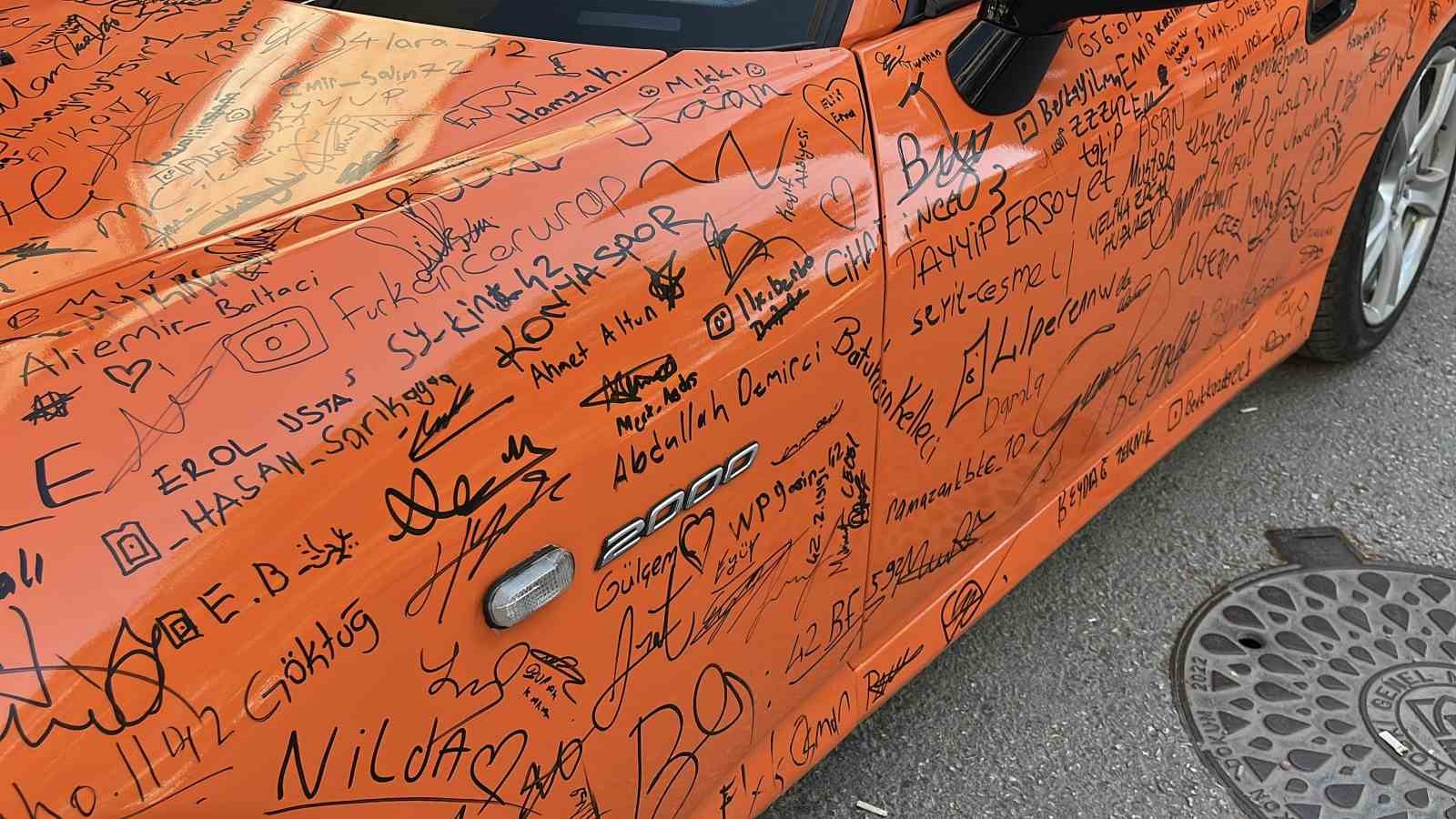 Otomobili görenler imza atmadan geçmiyor