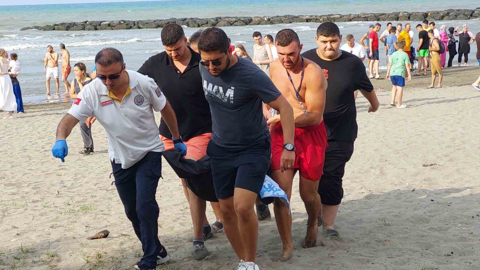 Karadeniz’de can pazarı: 2 arkadaş baygın halde denizden çıkartıldı