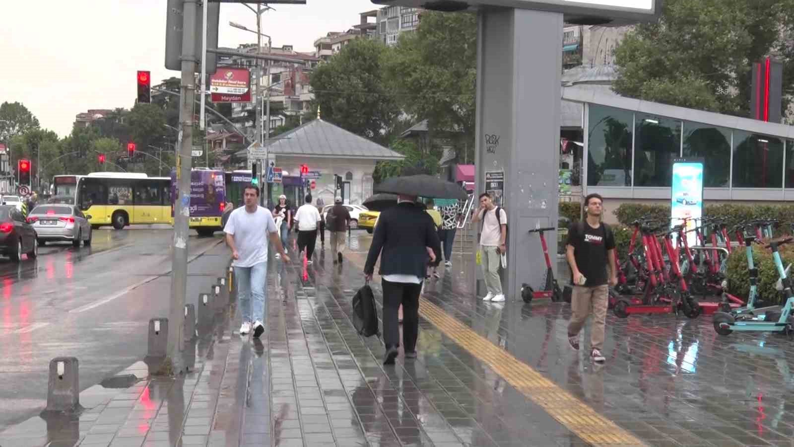 İstanbul’da sağanak yağış sabah saatlerinde de etkisini sürdürüyor