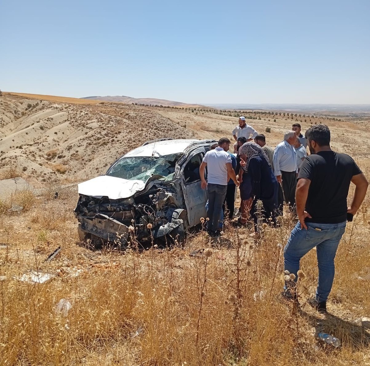 Hafif ticari araç şarampole yuvarlanarak takla attı