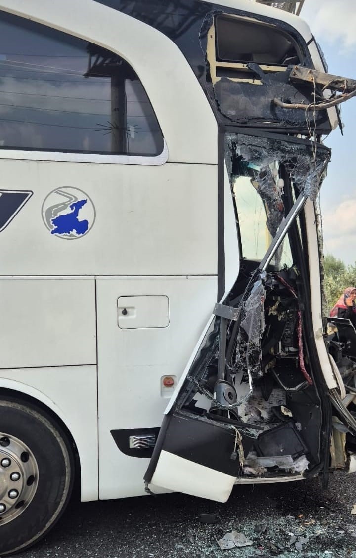 Bursa’da yolcu otobüsü ile tır çarpıştı