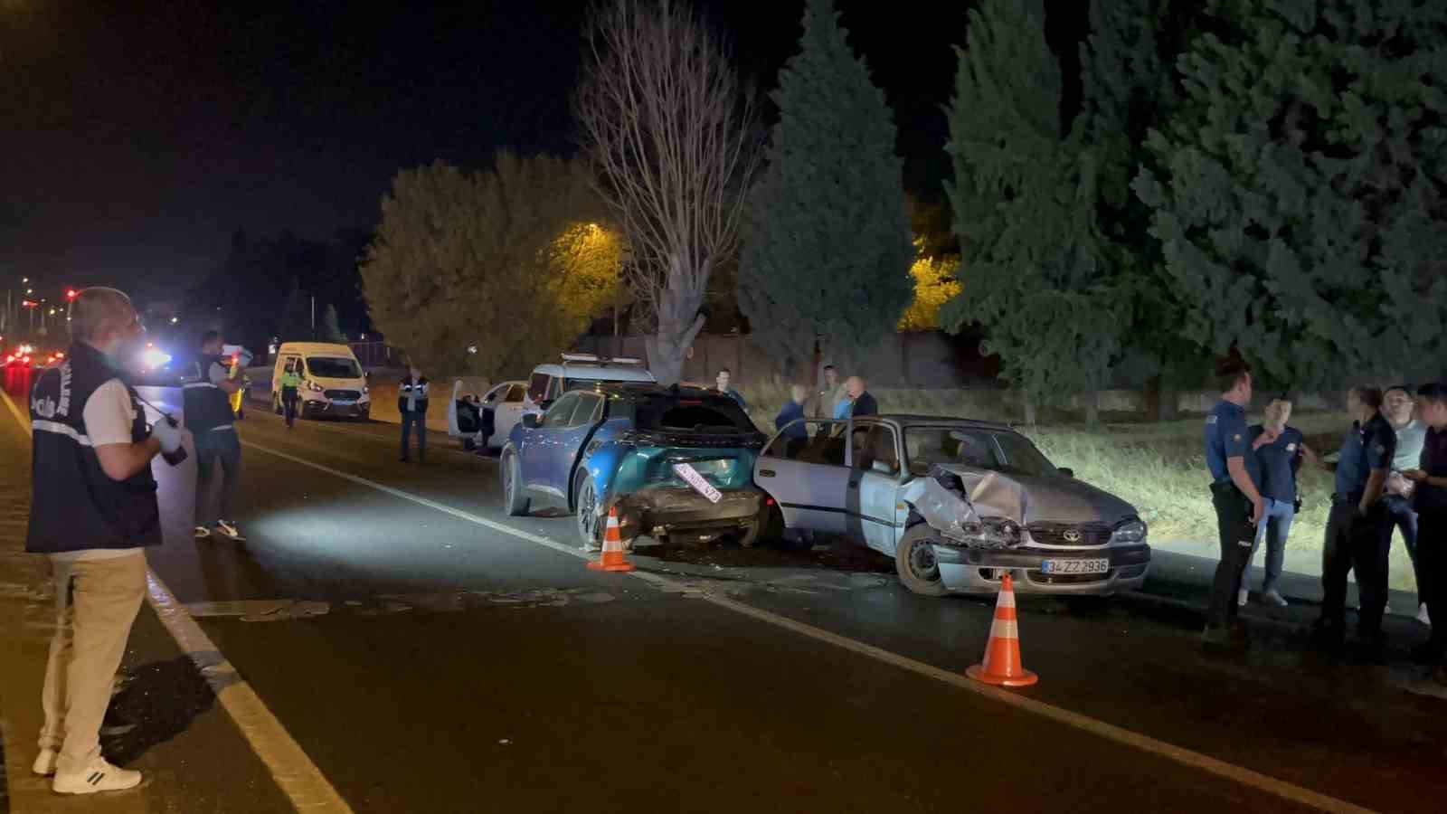 Göçmen kaçakçıları polisten kaçarken kaza yaptı: Otomobilden balık istifi 9 kişi çıktı