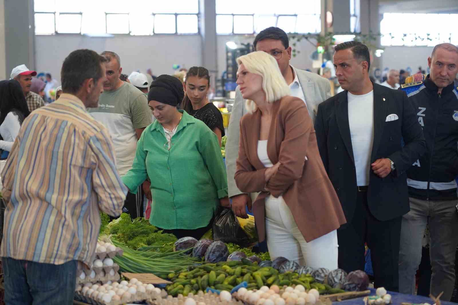 Başkan Subaşı, kapalı pazar esnafı ve vatandaşlarla buluştu