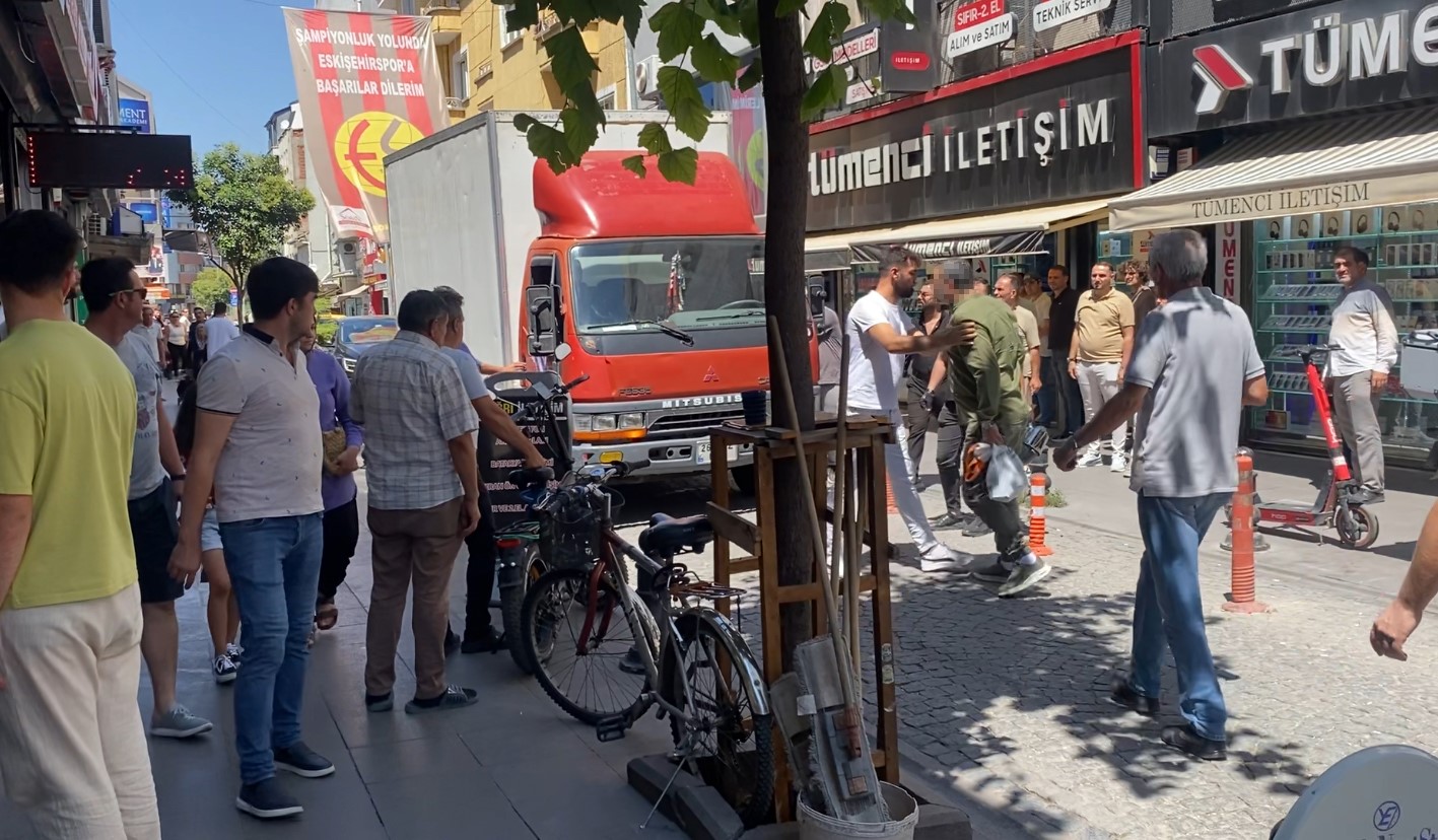 Sopalı yumruklu yol kapatma kavgası kamerada