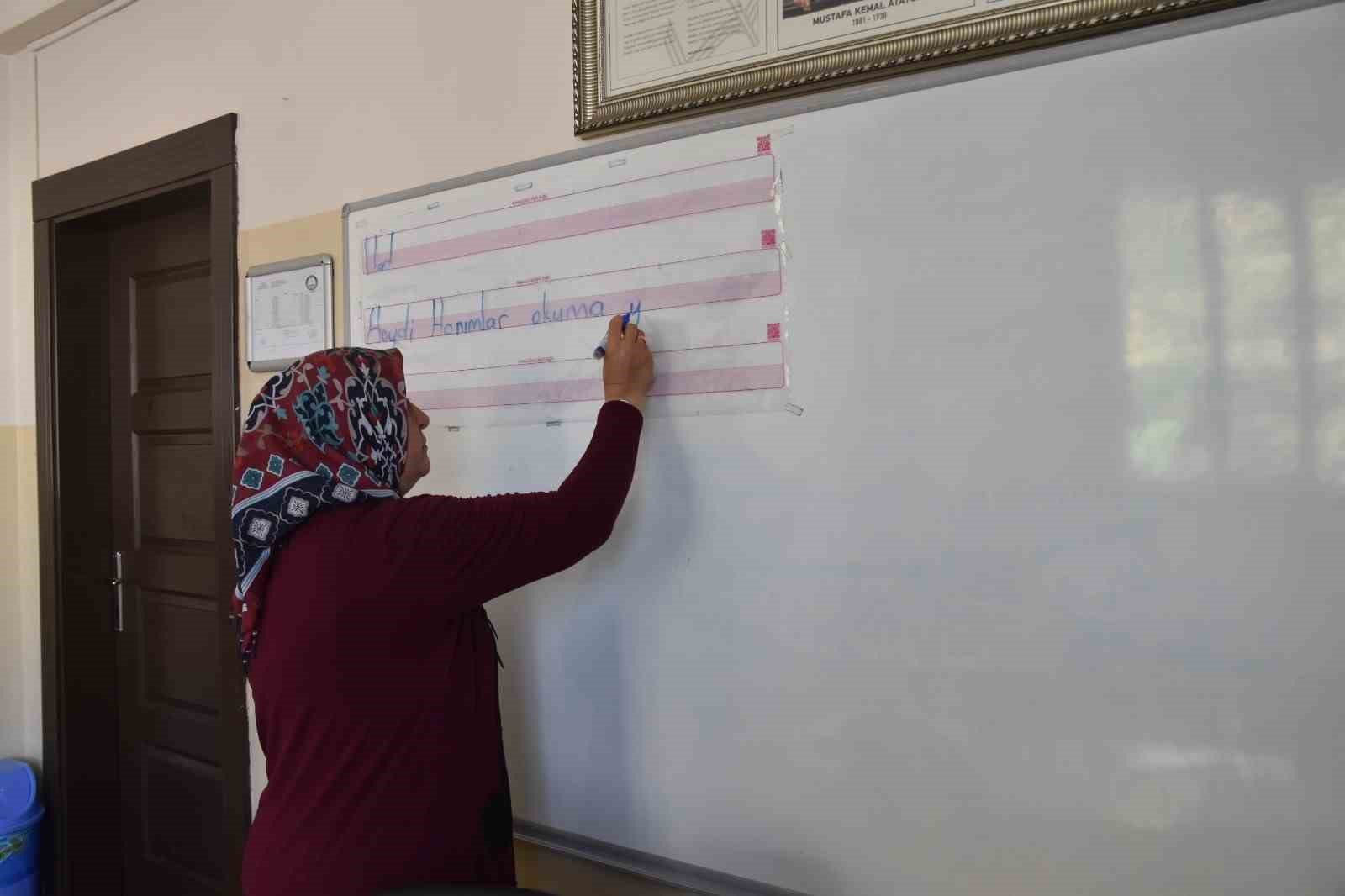 Okuma yazma kursu öğrenmenin yaşının olmadığını gösteriyor
