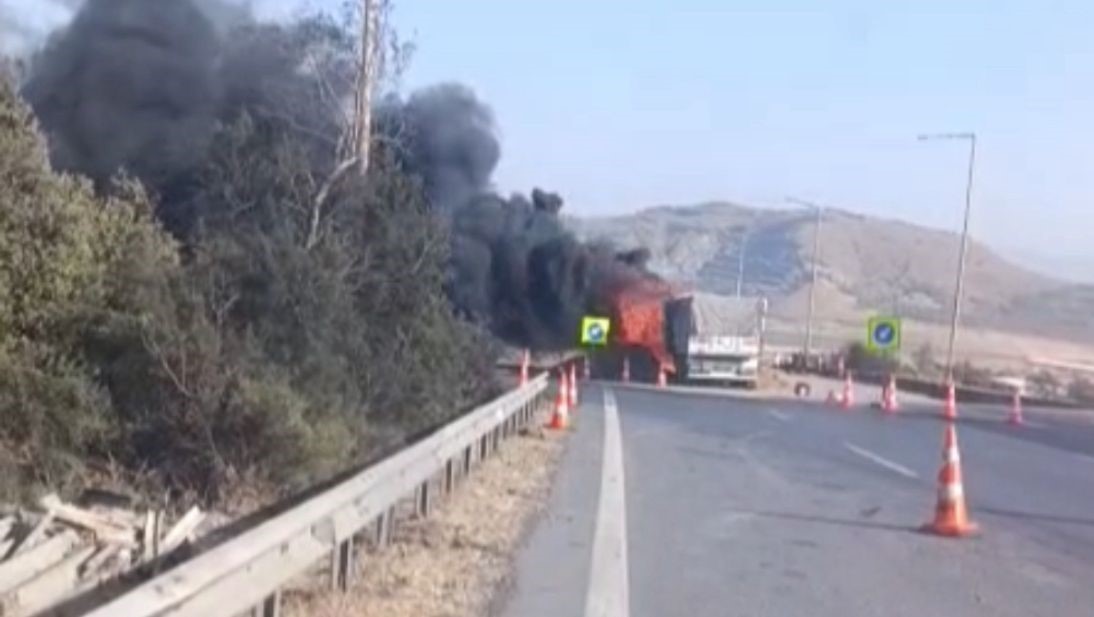 TAG Otoyolu’nda arpa yüklü tır yandı, sürücü yaralandı