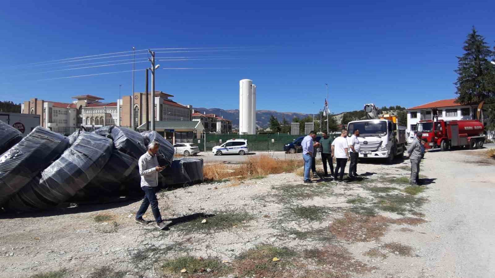 Kopan elektrik telleri yangın çıkarttı