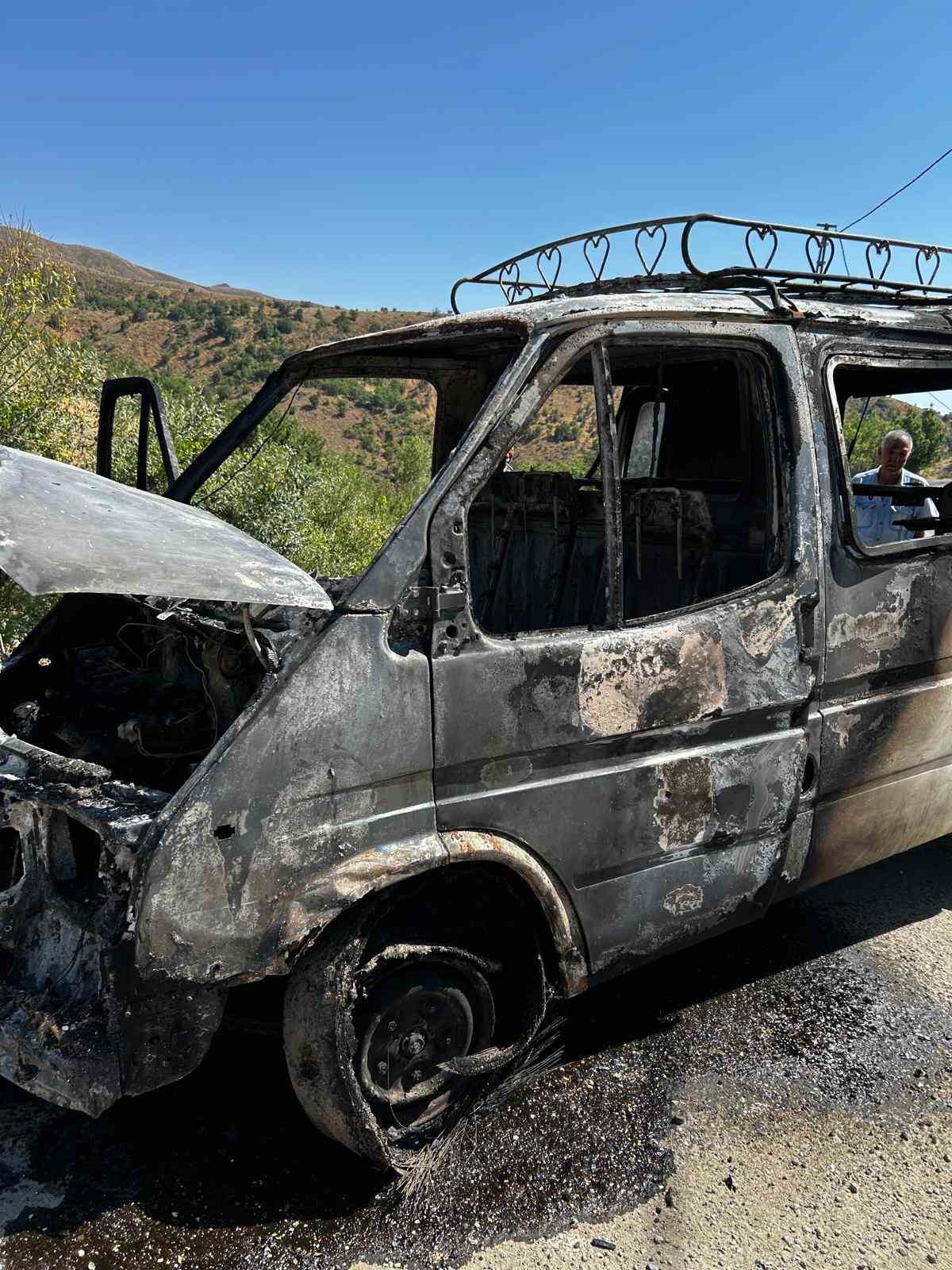 Elazığ’da minibüs küle döndü