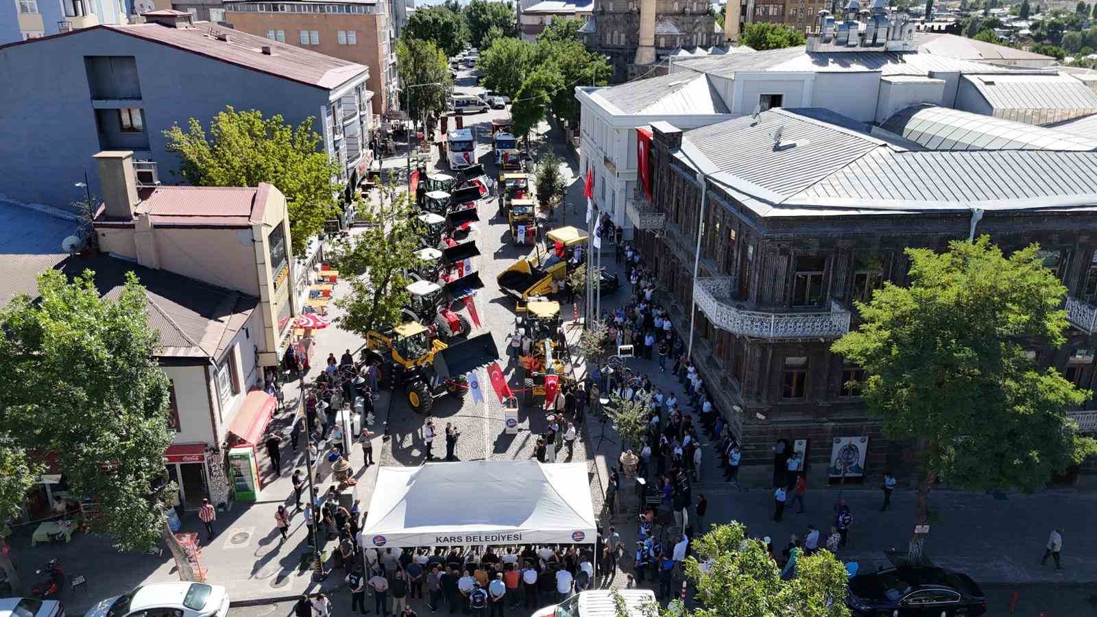Kars Belediyesi’nde hizmet coşkusu: 15 yeni iş makinesi törenle hizmete girdi