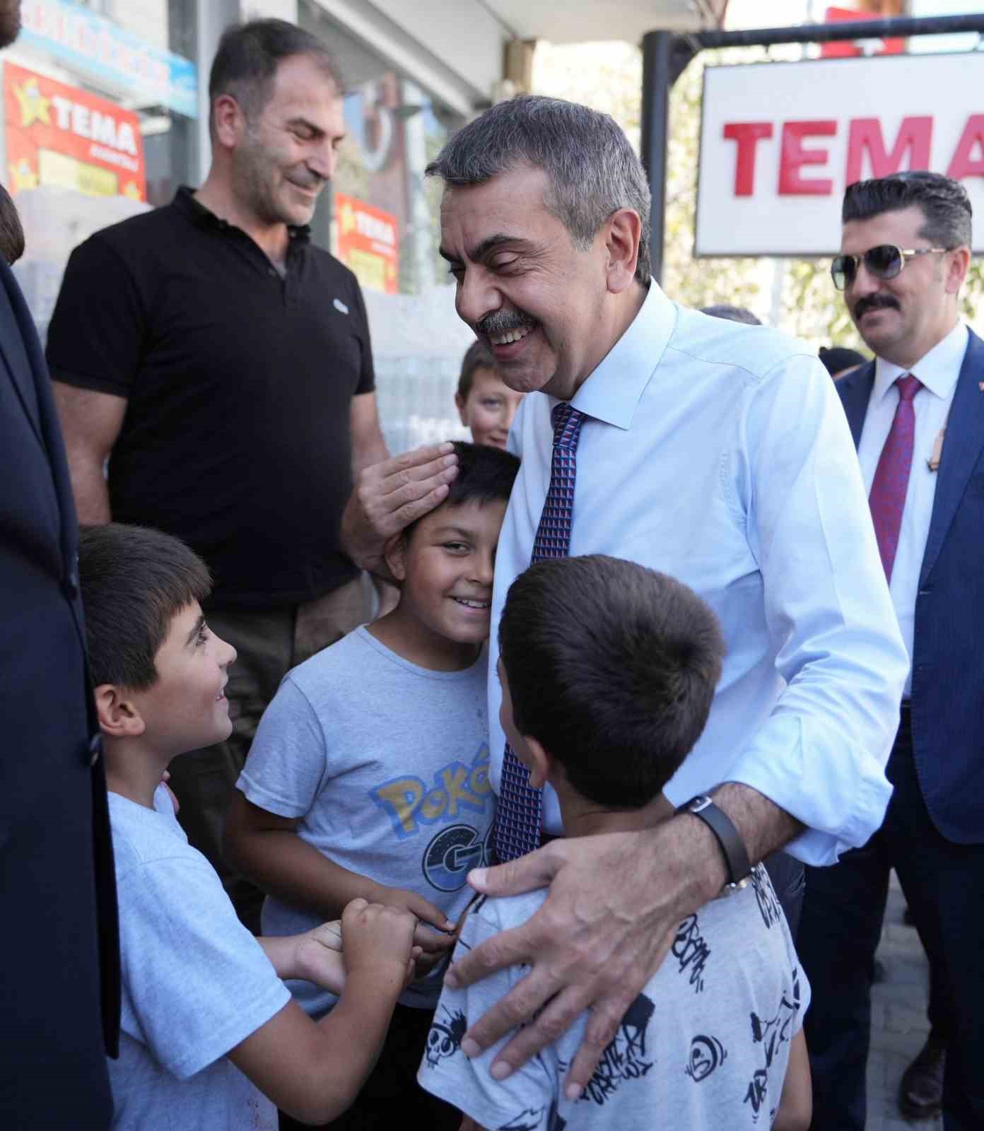 Bakan Tekin memleketi Uzundere’de