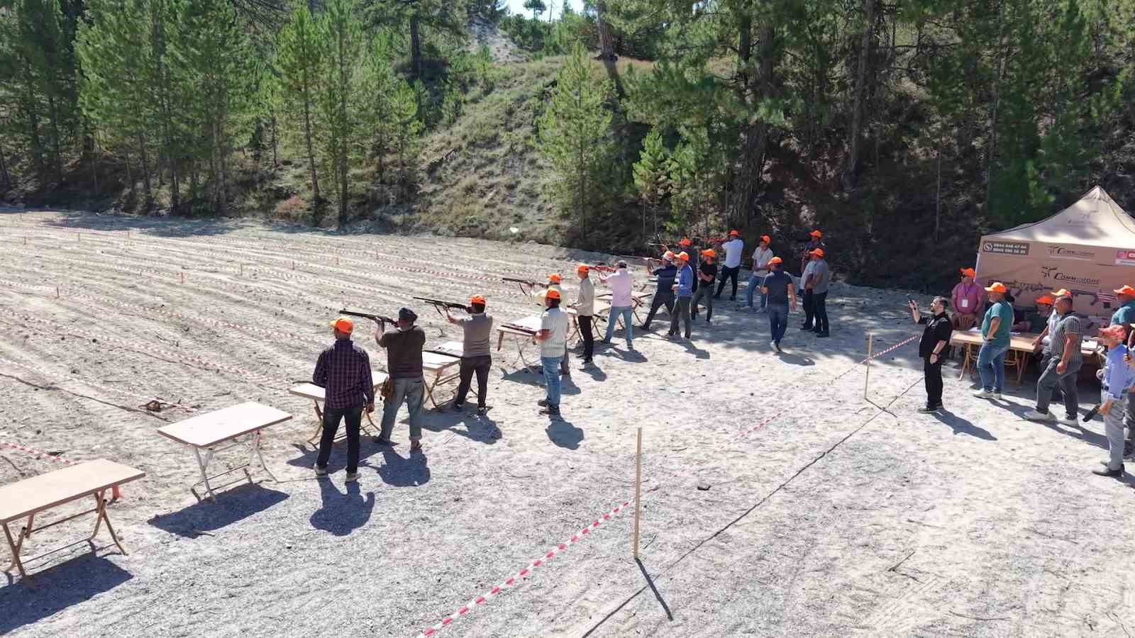 Kadın atıcı erkeklere taş çıkarttı