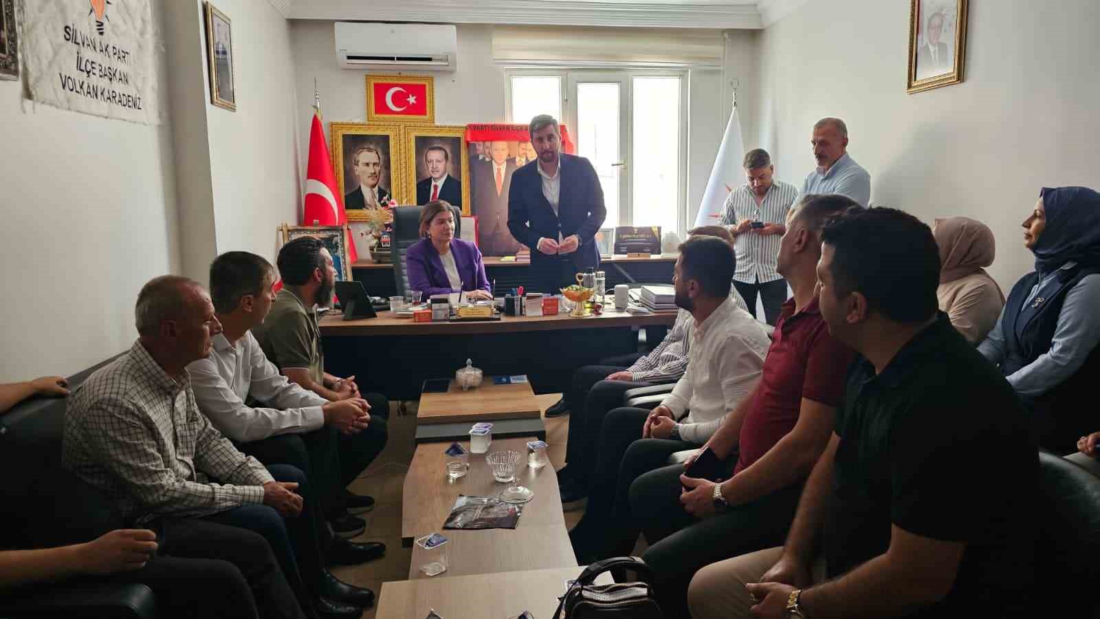 Diyarbakır’da CHP’den AK Parti’ye katılım: Rozetleri Suna Kepolu Ataman taktı