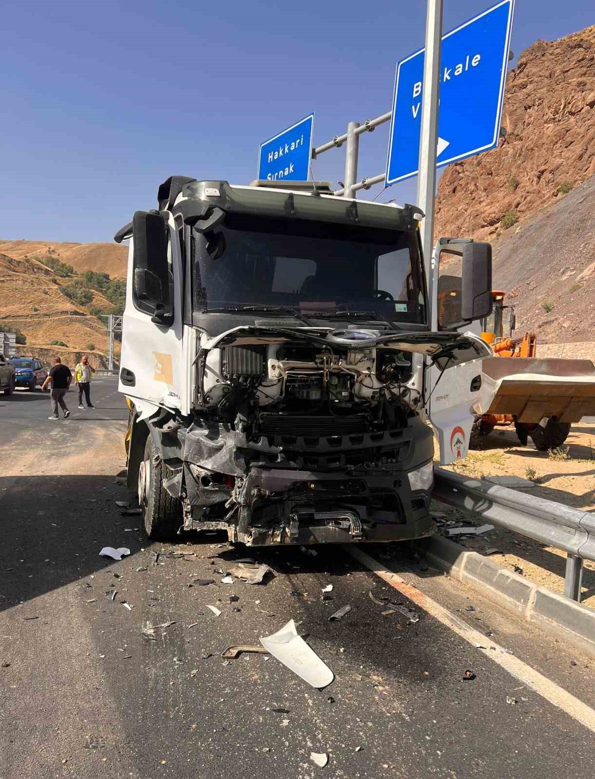 Yüksekova-Van kara yolunda trafik kazası: 3 yaralı