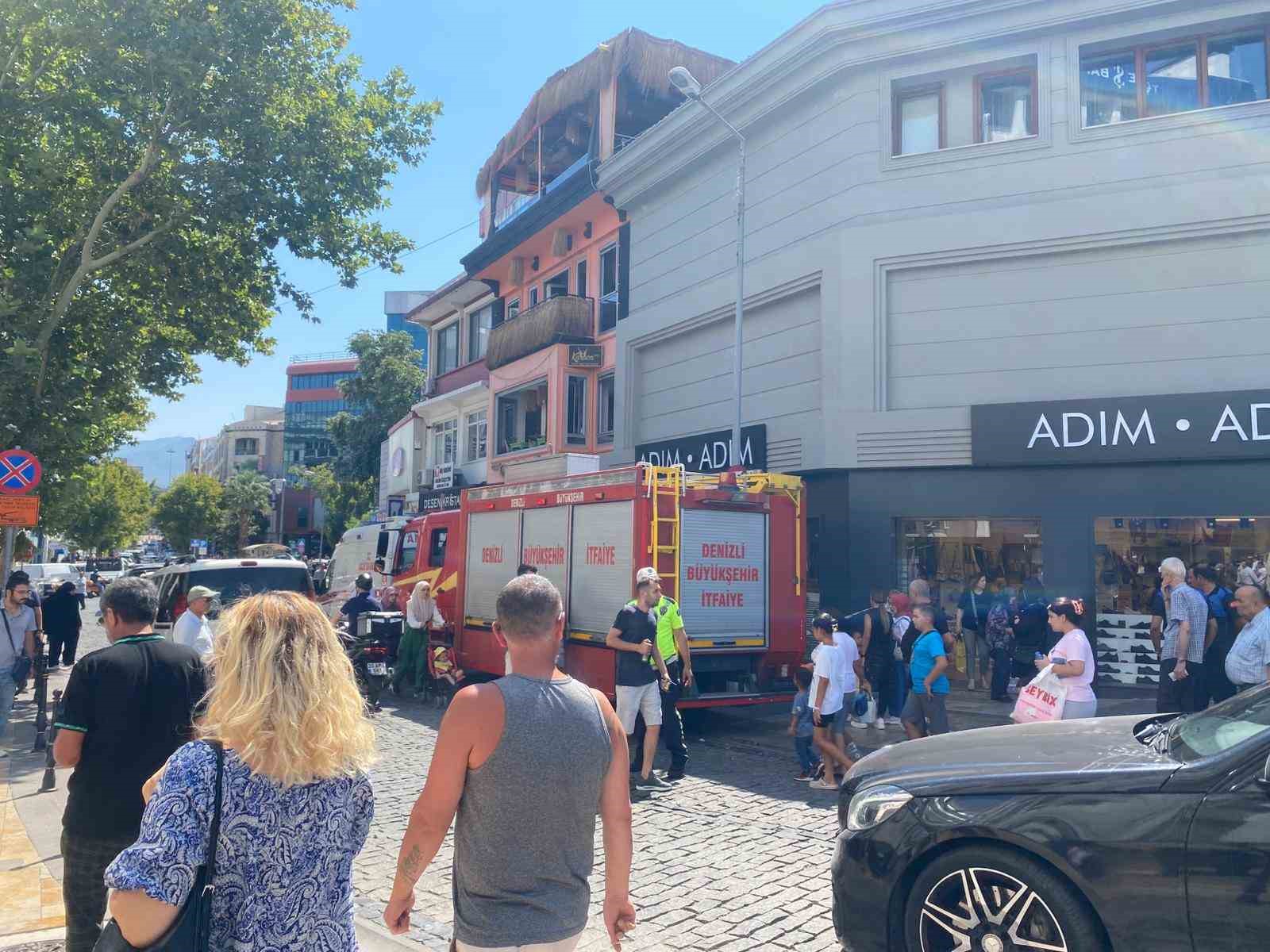 Kafede fritözden çıkan yangın paniğe neden oldu