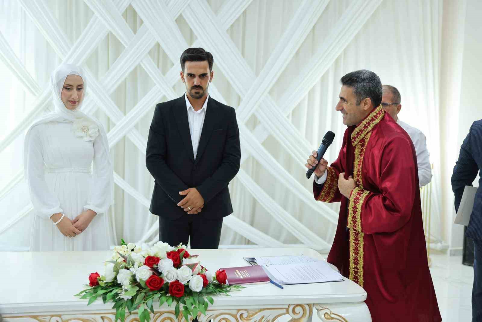 Bakan Göktaş, genç çiftin nikah şahidi oldu