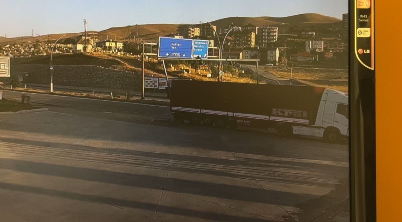 Yüksekova’da sinyalizasyon direğine çarpan tır güvenlik kamerasına yansıdı