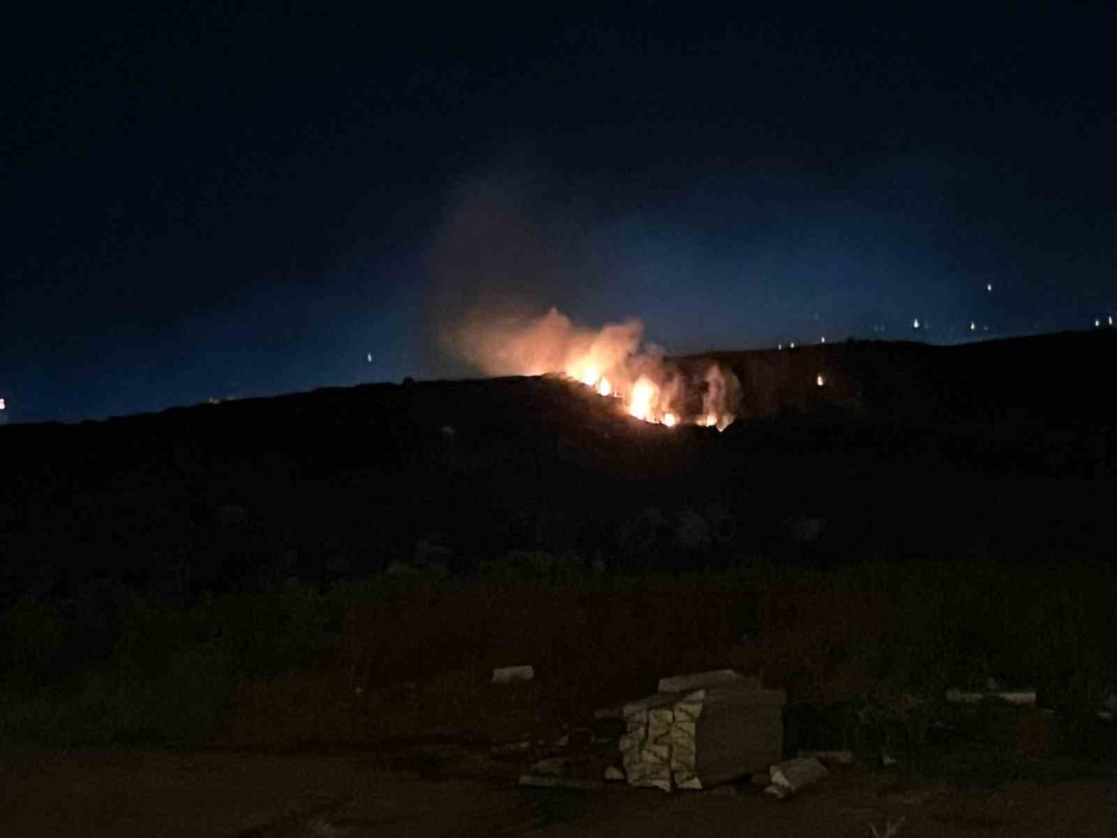 Balıkesir’de alevler geceyi aydınlattı