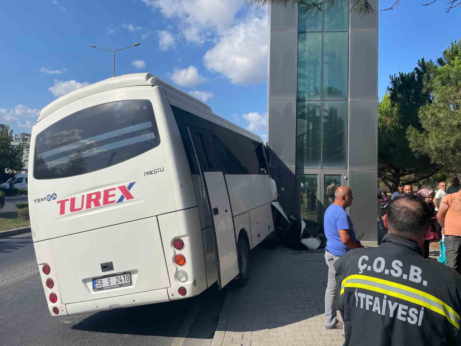 İşçi servisi direğe çarptı: 16 yaralı