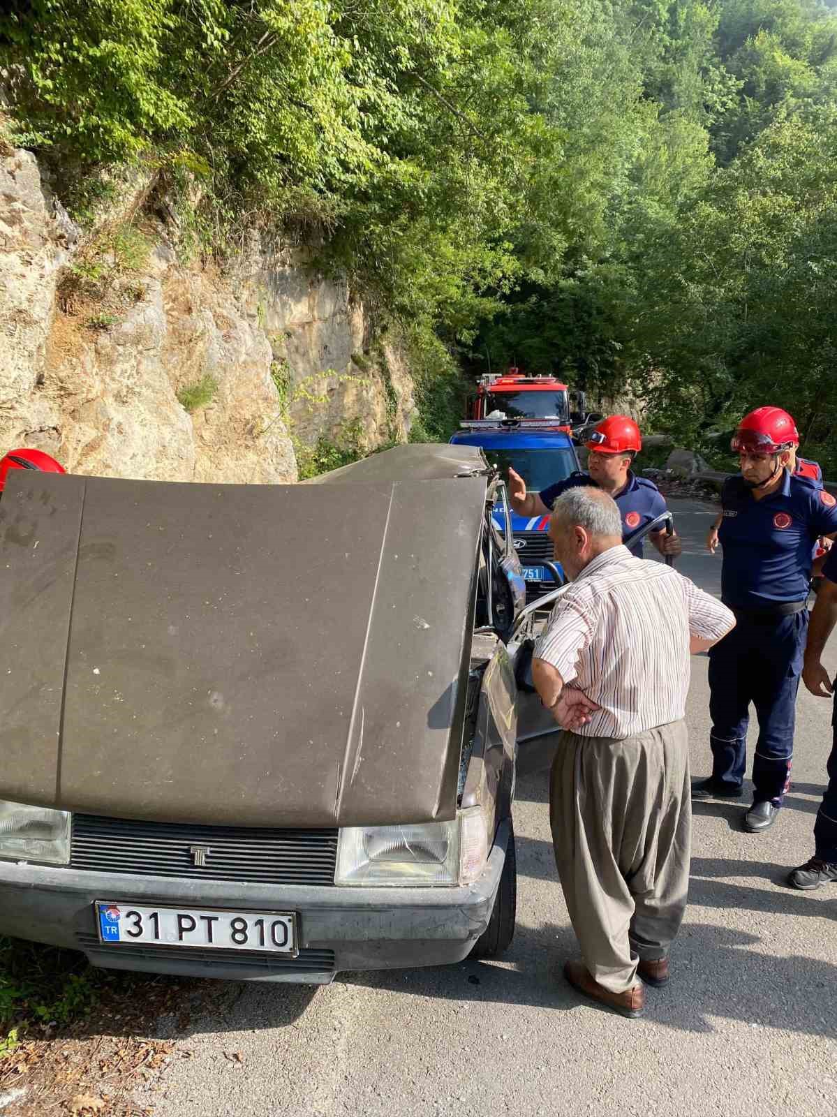 Hurdaya dönen otomobildeki 2 kişi yaralandı