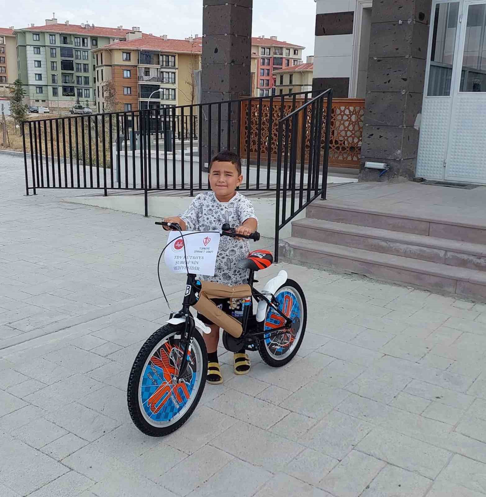 TDV Kütahya’dan trafik kazası geçiren çocuğa yeni bisiklet hediyesi